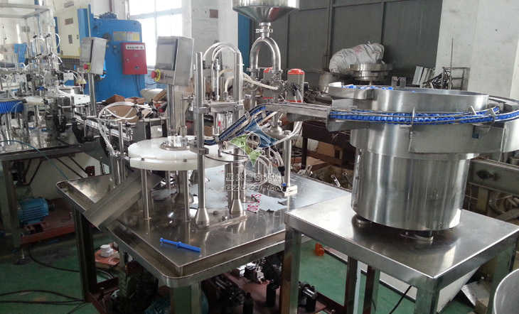 小瓶液體灌裝旋蓋貼標一體機